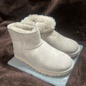 UGG: Cozy Gray Shearling-Lined Boots. Women’s size 9.